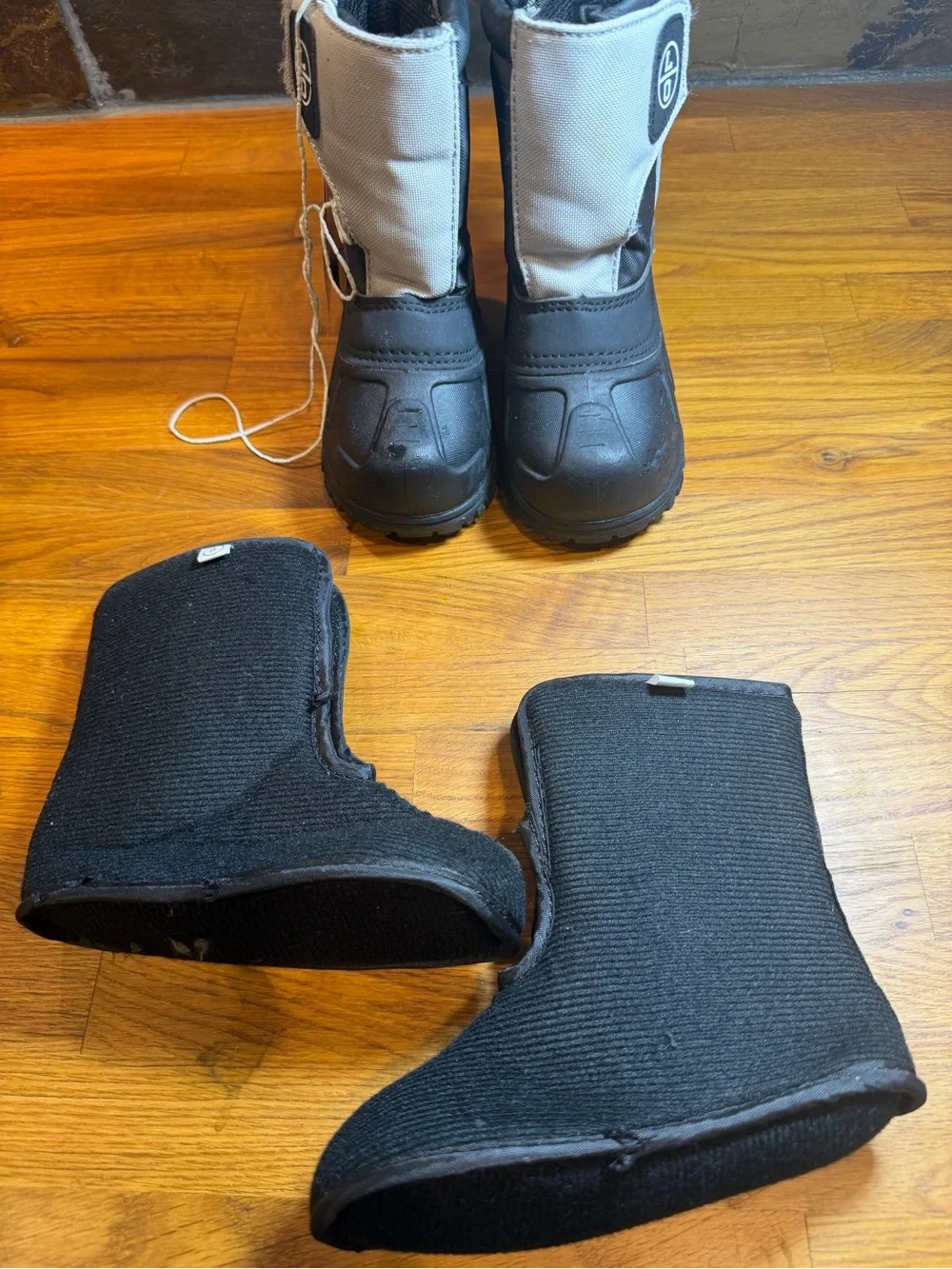 Kids Winter Boots with removable inserts - Black and Light Gray, size 8 (046)